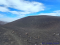 Krater i wierzchołek wulkanu Montana de la Botija (2122 m n.p.m.). 