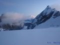 Świt na uszbijskim plateu. W oddali widać Elbrus.